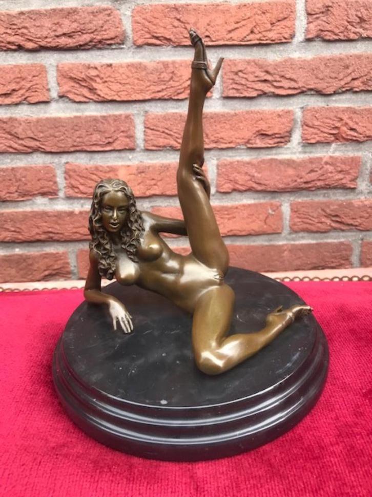 erotisch bronzen beeld, pikant liggende dame, Antiek en Kunst, Kunst | Beelden en Houtsnijwerken, Ophalen of Verzenden