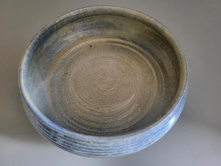 Ronde fruitschaal blauw- beige/ uit pottenbakkerij, Huis en Inrichting, Keuken | Servies, Gebruikt, Schaal of Schalen, Overige stijlen
