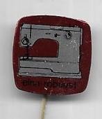 NAAIMACHINE RODE UITVOERING SPELD, Verzamelen, Speldjes, Pins en Buttons, Ophalen of Verzenden, Gebruikt, Overige onderwerpen