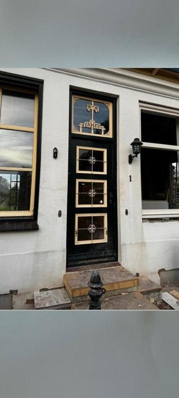 Robuuste voordeur beschikbaar voor biedingen