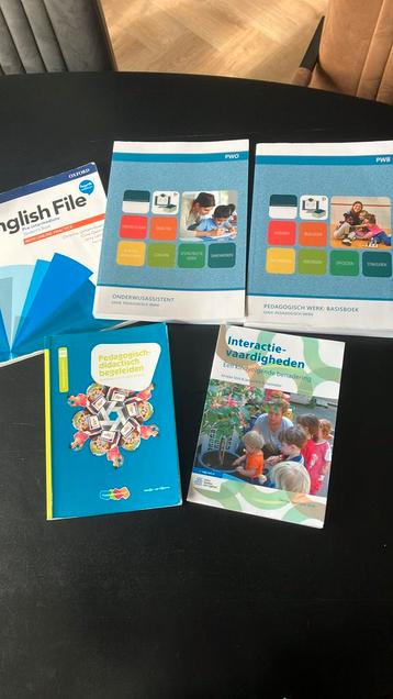 Set boeken voor MBO 4 ONDERWIJS ASSISTENT beschikbaar voor biedingen