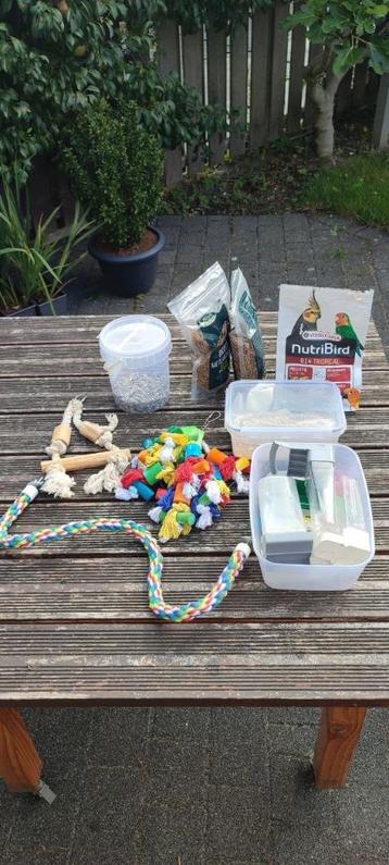 vogelaccessoireset – voer, speelgoed en meer beschikbaar voor biedingen