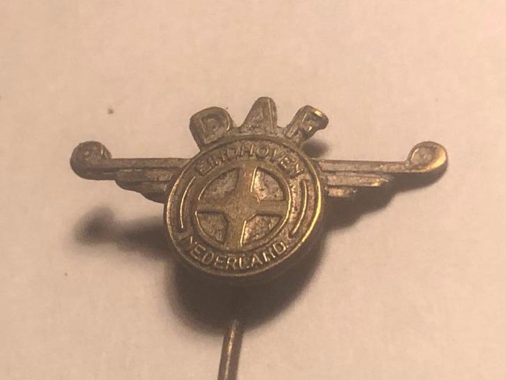Metalen DAF EINDHOVEN NEDERLAND AUTOMERK Speld (Messingkl.)., Verzamelen, Speldjes, Pins en Buttons, Zo goed als nieuw, Speldje of Pin