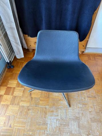 Mooie leren design stoel beschikbaar voor biedingen