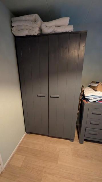 Complete kinderkamer (commode, kledingkast en ledikant) beschikbaar voor biedingen