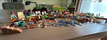 Playmobil boerderij met o.a. tractor en veel poppetjes beschikbaar voor biedingen