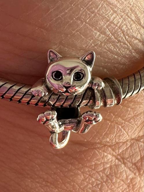 Zilveren hangenden poes bedel. Nieuw, gemerkt S925, Sieraden, Tassen en Uiterlijk, Bedels, Nieuw, Overige merken, Zilver, 1 bedel