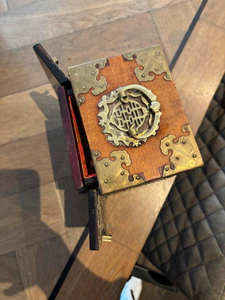 Chinees sieradenkastje met jade en messing, Antiek en Kunst, Antiek | Woonaccessoires, Ophalen of Verzenden