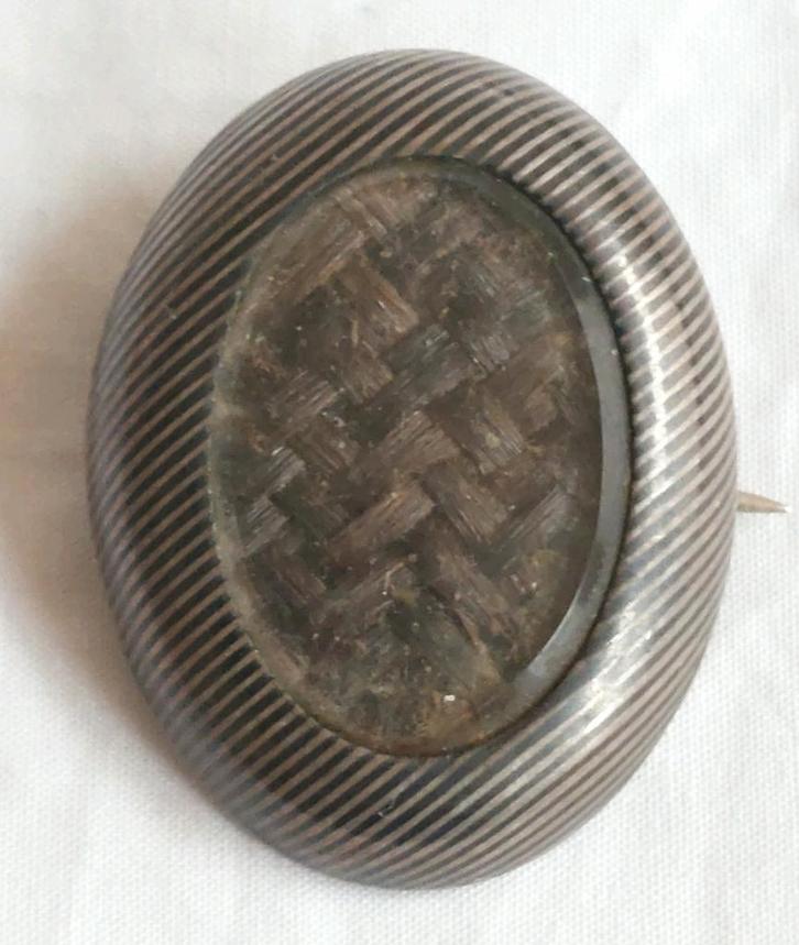 Zilveren rouw broche haar vlechtwerk achter zijde fotolijst, Sieraden, Tassen en Uiterlijk, Antieke sieraden, Broche, Zilver, Ophalen of Verzenden