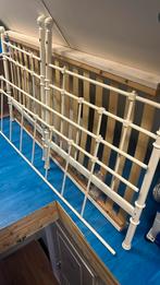 Bed  zonder matras. Gebroken wit, Antiek en Kunst, Antiek | Meubels | Bedden, Ophalen of Verzenden