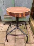 Industriële kruk (draai) met boomstam zitting, Huis en Inrichting, Krukjes, Ophalen, Gebruikt, IJzer