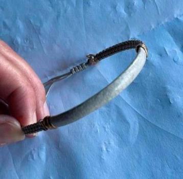 Barong Barong prachtige lichtgrijze armband beschikbaar voor biedingen