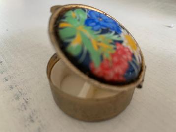 Zeer fraai brocante bewerkt medicijndoosje  hand beschilderd beschikbaar voor biedingen