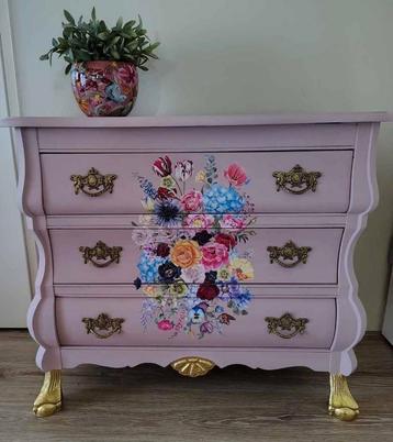 Schattig roze Kastje met Bloemenmotief beschikbaar voor biedingen