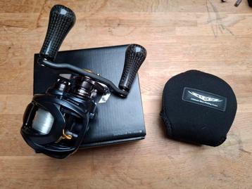 Daiwa Steez A2 TW 1000HL met Studio composite carbon handle  beschikbaar voor biedingen