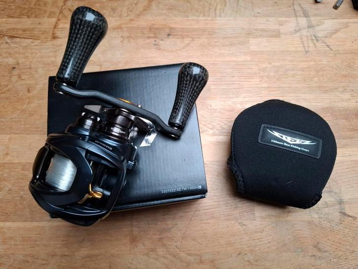 Daiwa Steez A2 TW 1000HL met Studio composite carbon handle, Watersport en Boten, Hengelsport | Roofvissen, Nieuw, Molen, Ophalen of Verzenden