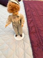 Antieke Jongenspop met Bretels en Pet - Verzamelobject Speel, Antiek en Kunst, Ophalen