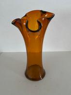 Glazen vaas in zakdoekvorm., Antiek en Kunst, Antiek | Vazen, Ophalen of Verzenden