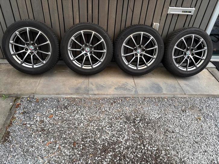 Alfa Romeo Giulia 17 inch velgen met winterbanden., Auto-onderdelen, Banden en Velgen, Banden en Velgen, Winterbanden, 17 inch