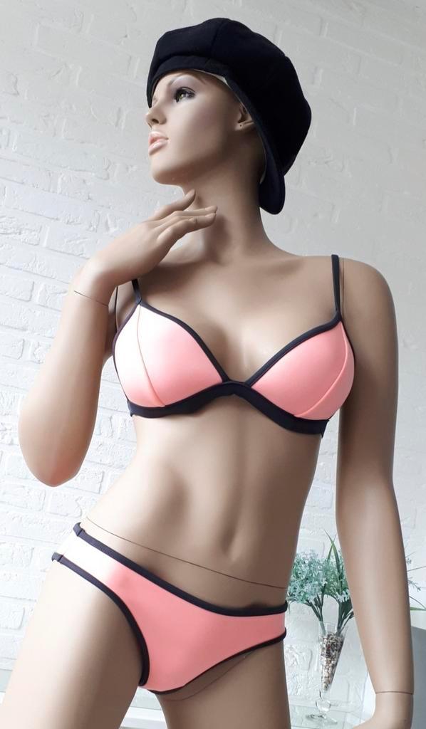 Partij verkopen! Brunotti
Bikinitop of slip 100 stuks € 650, Kleding | Dames, Badmode en Zwemkleding, Nieuw, Bikini, Overige kleuren