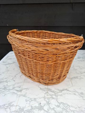 Rotan fietsmand beschikbaar voor biedingen