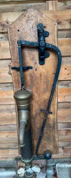Antieke handwaterpomp op houten paneel gietijzer & messing, Ophalen, Zo goed als nieuw, Gietijzer, Overige typen