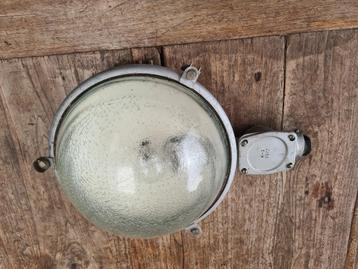 Oude industriële Plafonnière Doorsnede 26 cm Hoog 14 cm Lang beschikbaar voor biedingen