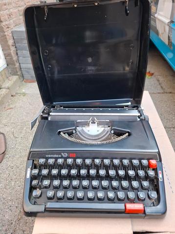 Vintage typemachine beschikbaar voor biedingen