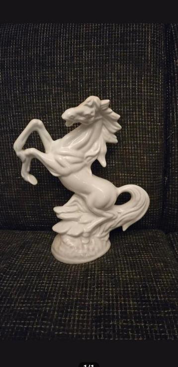 Wit paardenbeeld - decoratief beschikbaar voor biedingen