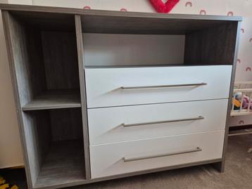 Handige commode kast beschikbaar voor biedingen