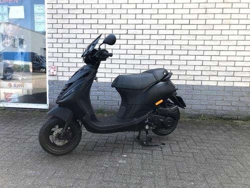 JONGE PIAGGIO ZIP SP 45KM BROM MAT BALCK BJ2024 6000KM, Fietsen en Brommers, Scooters | Piaggio, Zo goed als nieuw, Zip, Maximaal 45 km/u