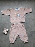 EEN LEUK PYJAMA/JOGGINGPAKJE MET SOKJES IN MAAT 68/74, Kinderen en Baby's, Babykleding | Maat 68, Ophalen of Verzenden, Zo goed als nieuw