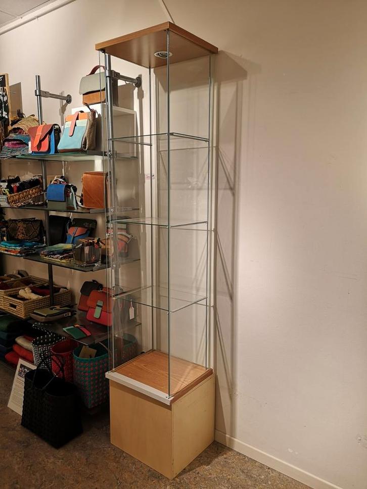 Gratis Vitrinekast ikea, Huis en Inrichting, Kasten | Vitrinekasten, Gebruikt, 150 tot 200 cm, 50 tot 100 cm, 25 tot 50 cm, Glas