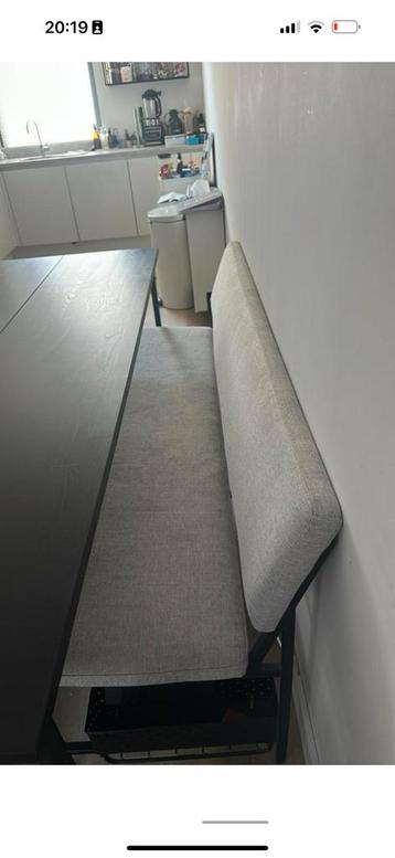 Zwarte mooie tafel,  bank en 3 stoelen beschikbaar voor biedingen