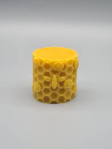 Ronde Bijenwas Kaars met Bij en Bloemen beschikbaar voor biedingen