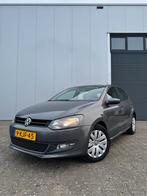 Volkswagen Polo 1.2 TSI 66KW 2013 verkeert in nette staat!, Voorwielaandrijving, Stof, 40 €/maand, Zwart
