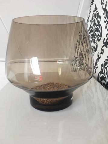 Glazen vaas, bruin getint glas beschikbaar voor biedingen