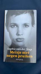 Sophie van der Stap - Meisje met negen pruiken, Sophie van der Stap, Ophalen of Verzenden, Zo goed als nieuw, Nederland