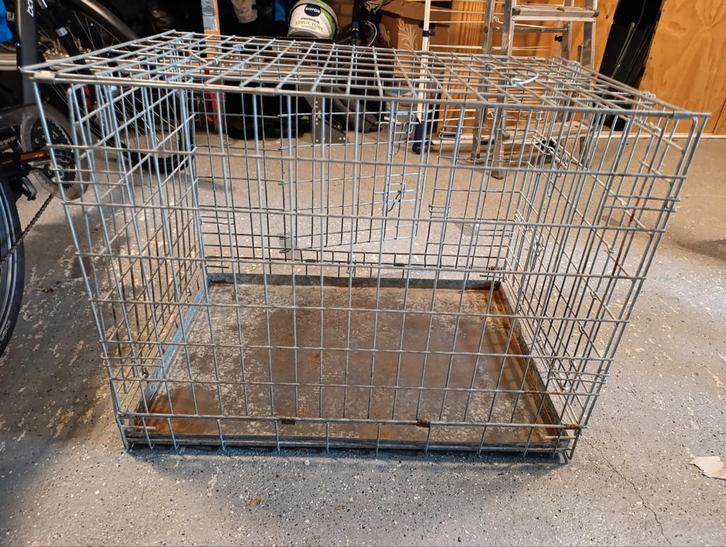 Te koop bench, mand en voer/ drinkbak, Dieren en Toebehoren, Hondenhokken, Zo goed als nieuw, Minder dan 65 cm, 75 tot 110 cm