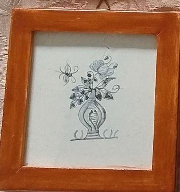 Tegeltje met bloem in vaas beschikbaar voor biedingen