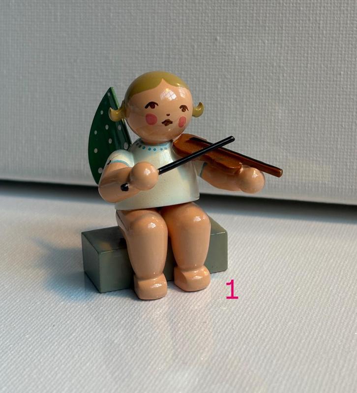Engeltje nr 1 Wendt & Kuhn engeltje zittend viool blond, Antiek en Kunst, Antiek | Overige Antiek, Ophalen