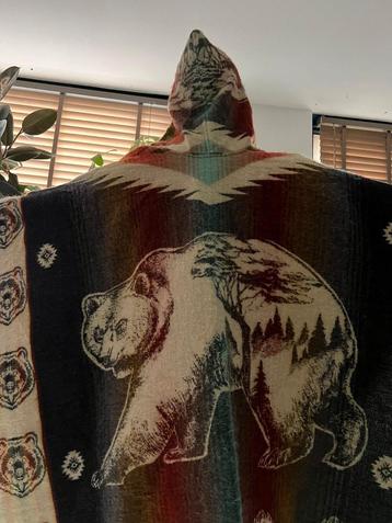Unieke Beer Poncho meerkleurig beschikbaar voor biedingen