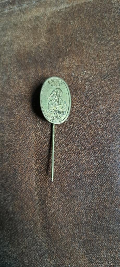 Vintage wielrennen Tokyo 1964 Olympische Spelen Speldje, Verzamelen, Speldjes, Pins en Buttons, Ophalen of Verzenden, Gebruikt