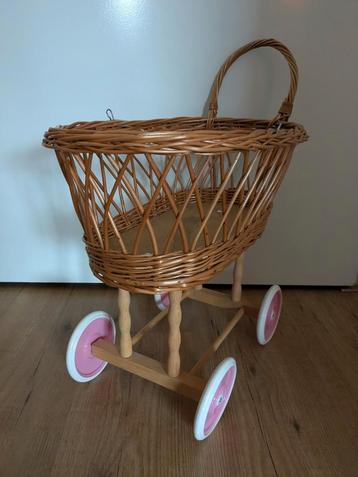 Rieten poppenwagen beschikbaar voor biedingen