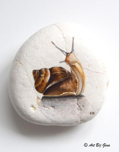 Huisjes slak, hand geschilderd op een lichte riviersteen, Antiek en Kunst, Kunst | Overige Kunst, Ophalen of Verzenden