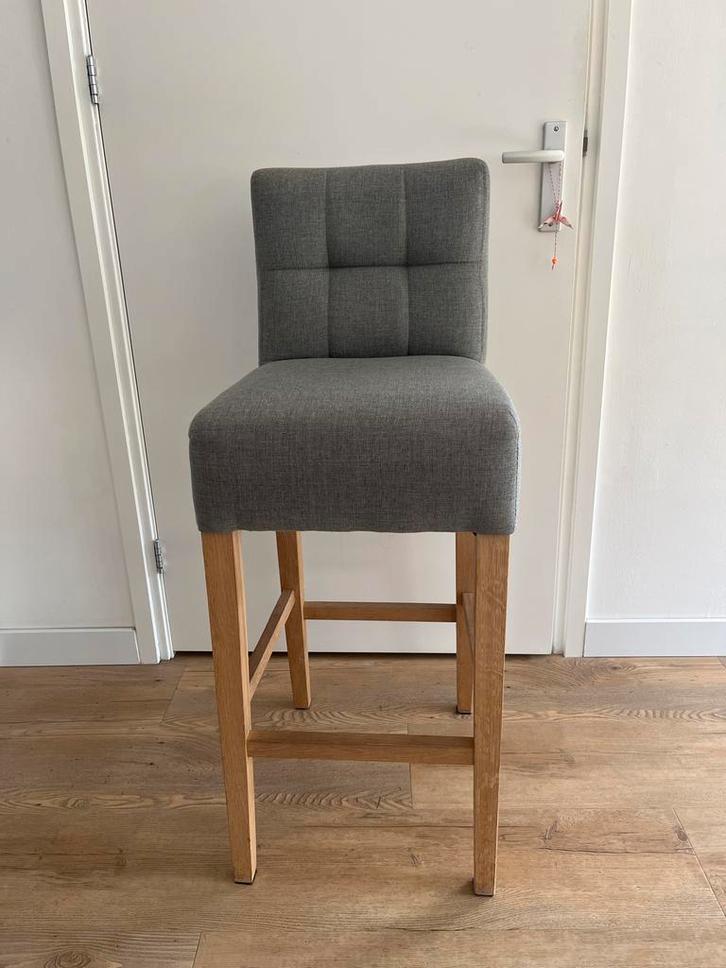 Mooie grijze barkruk van het merk woood, Huis en Inrichting, Barkrukken, Zo goed als nieuw, 60 tot 90 cm, Hout, 1 kruk, Met voetsteun