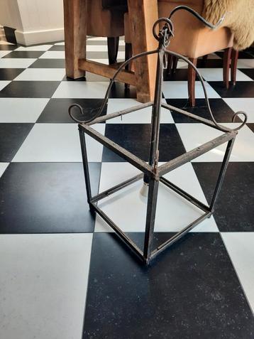 Roestige landelijke hanglamp, stoer en sober, vintage
