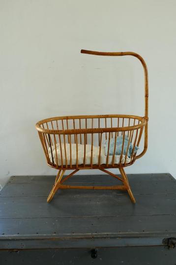 Vintage rotan poppenwieg jaren '60 beschikbaar voor biedingen