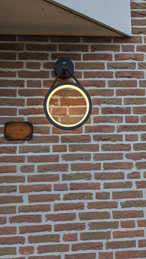 Moderne buitenwandlamp – zwart, ringvormig design (bijna nie, Tuin en Terras, Buitenverlichting, Zo goed als nieuw, Wandlamp, Aluminium
