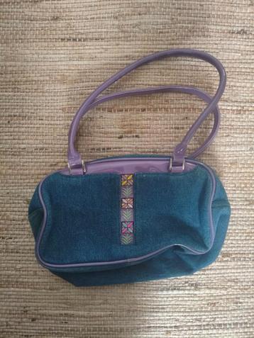 Dames denim schoudertas met lila lak hengsels beschikbaar voor biedingen